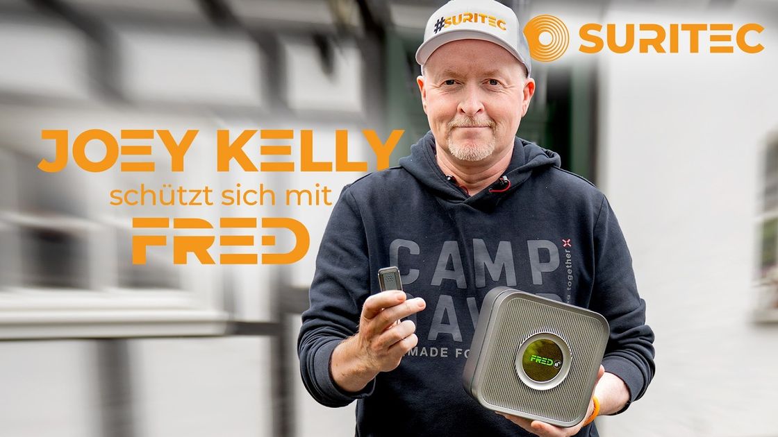 Joey Kelly mit dem Frühwarnsystem FRED